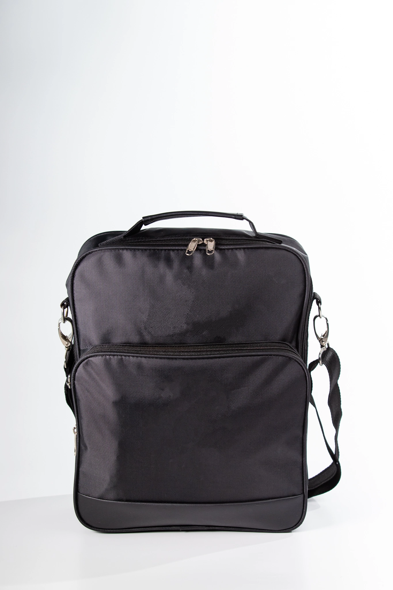กระเป๋าเอกสาร-BLK - ผ้า 1680PVCสีดำเส้นเดี่ยว แต่งผ้า PVC E-39

สีดำท้องขาวขอบล่าง ผ้าซิป NO.5สีดำผลิตในไทย