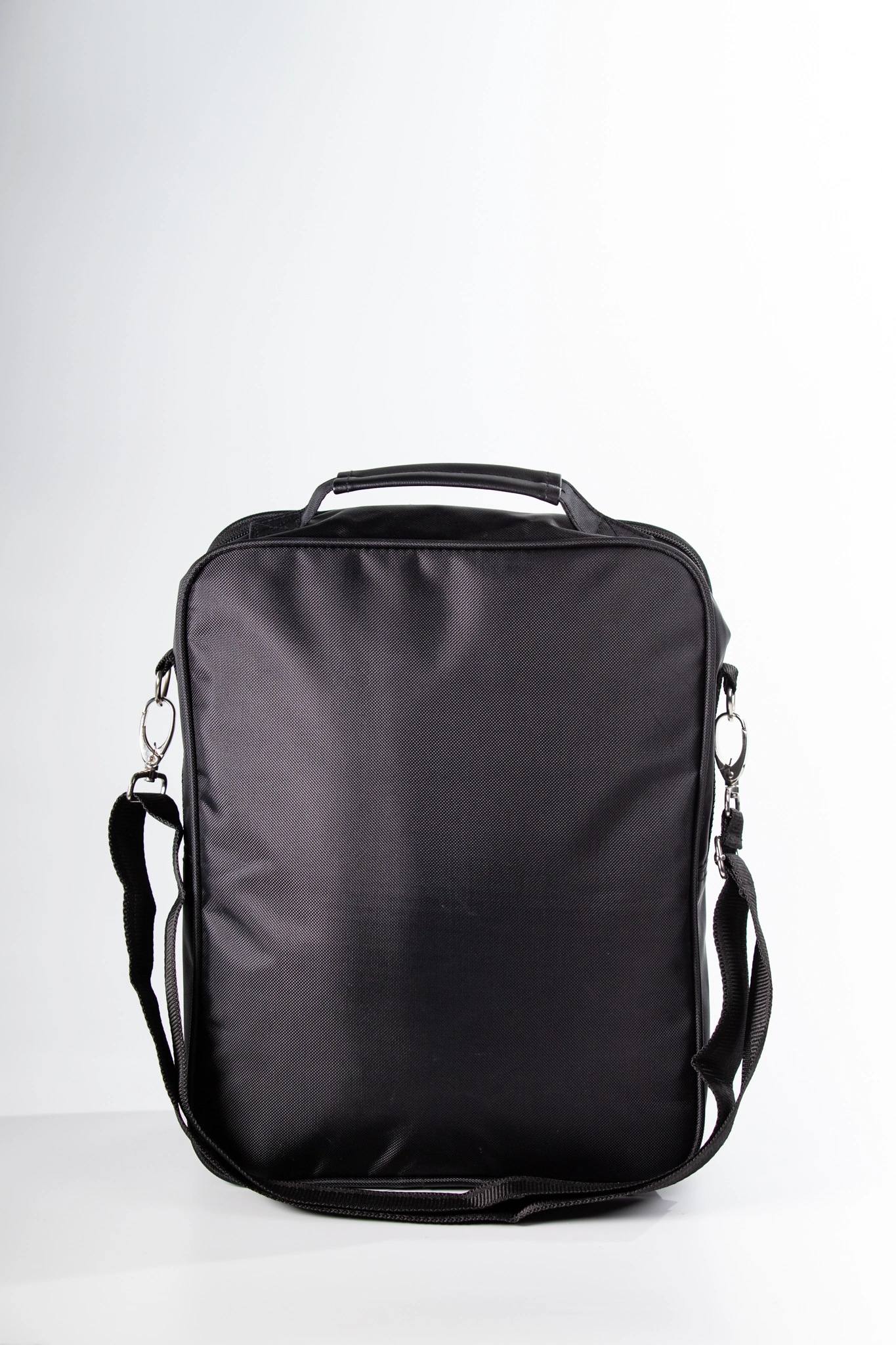 กระเป๋าเอกสาร-BLK - ผ้า 1680PVCสีดำเส้นเดี่ยว แต่งผ้า PVC E-39

สีดำท้องขาวขอบล่าง ผ้าซิป NO.5สีดำผลิตในไทย - ภาพที่ 3