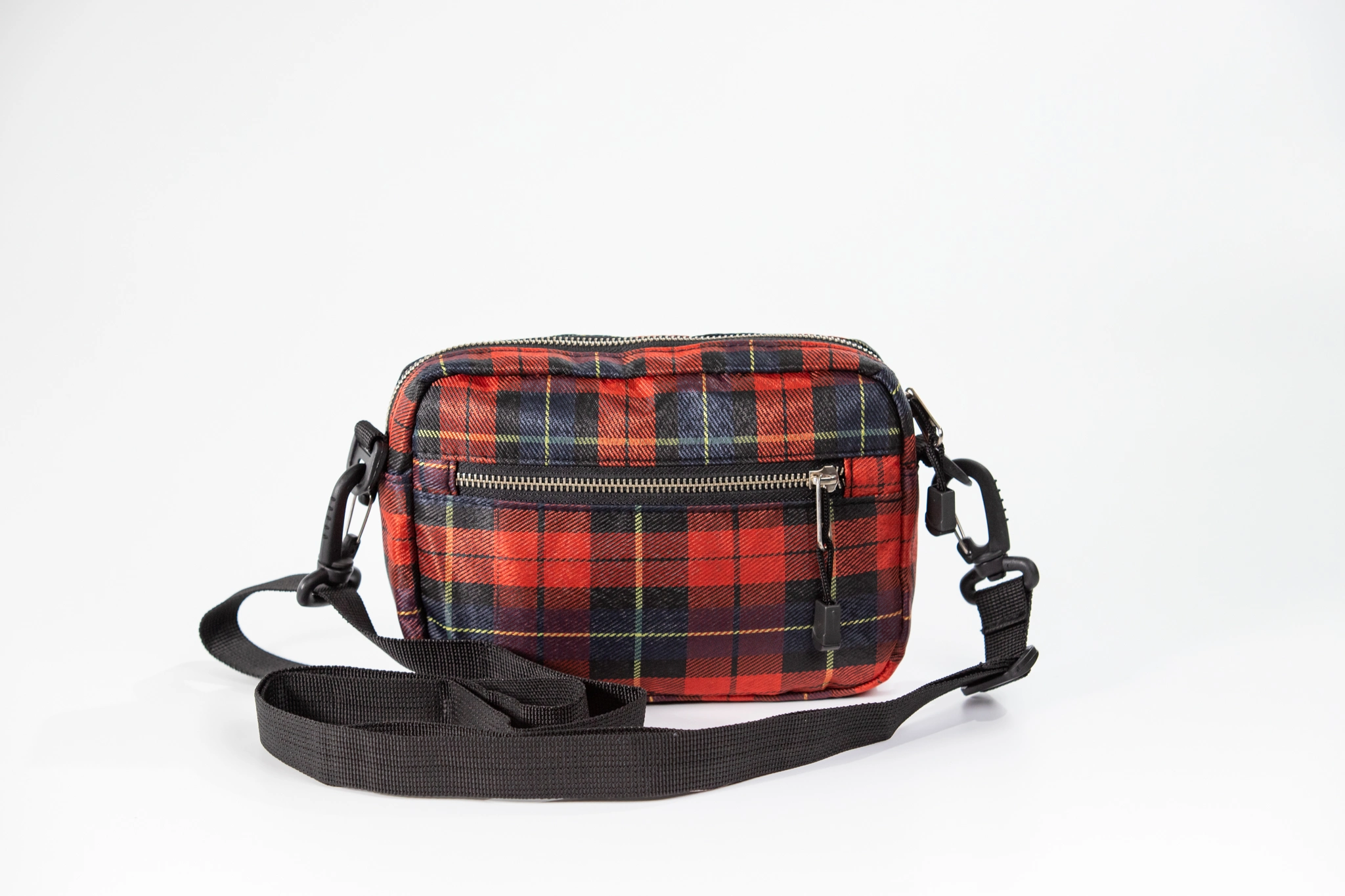 กระเป๋าสะพายแฟชั่น-CROSSBODY-BAG-BK-RD - ผ้า ลายสก็อตสีแดง ซับใน ผ้า 210 ลิปสต๊อบ PU สีดำ
ขนาด 8x5.5x2 นิ้ว ผ… - ภาพที่ 3