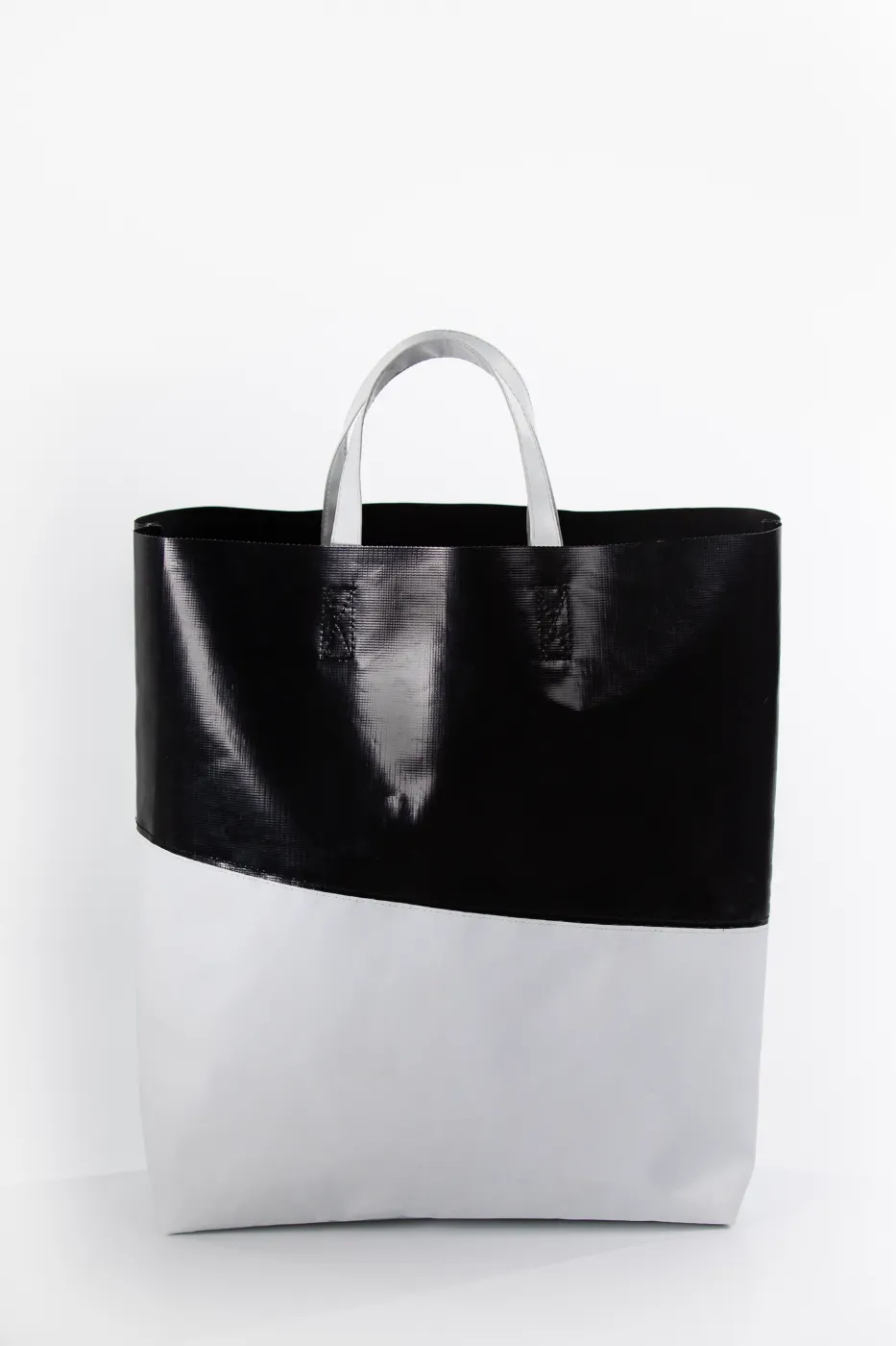 ถุงผ้าใบช้อปปิ้ง-TOTE-BK-WHT - ผ้าใบสีดำสลับ ผ้าใบสีขาว ในผ้าใบสีขาวทำหูหิ้ว