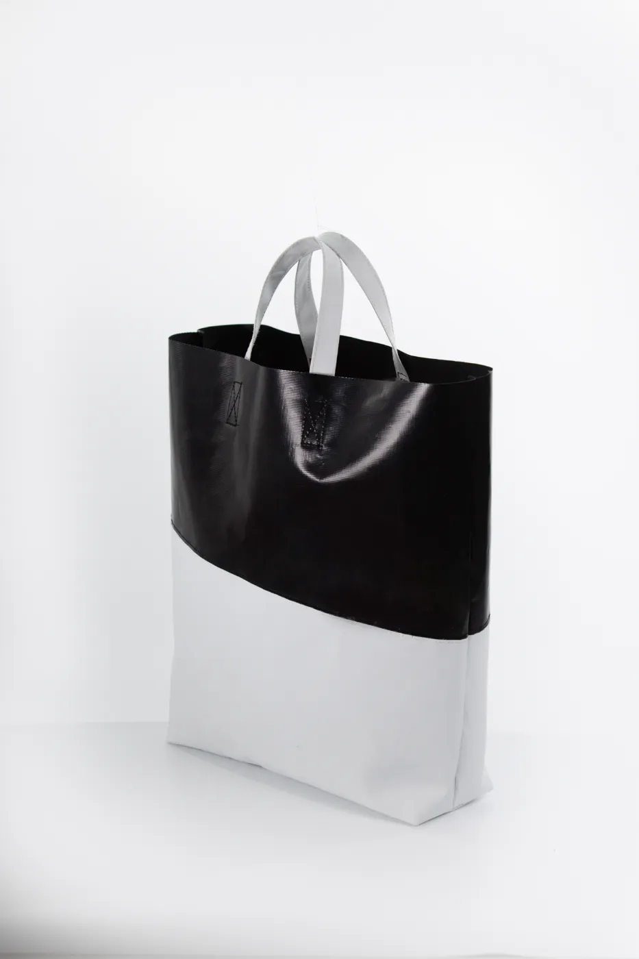 ถุงผ้าใบช้อปปิ้ง-TOTE-BK-WHT - ผ้าใบสีดำสลับ ผ้าใบสีขาว ในผ้าใบสีขาวทำหูหิ้ว - ภาพที่ 2