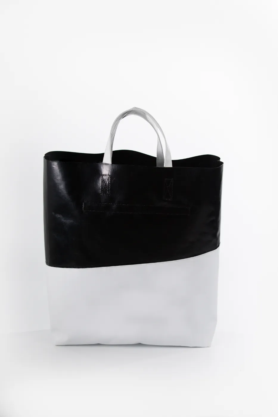 ถุงผ้าใบช้อปปิ้ง-TOTE-BK-WHT - ผ้าใบสีดำสลับ ผ้าใบสีขาว ในผ้าใบสีขาวทำหูหิ้ว - ภาพที่ 3