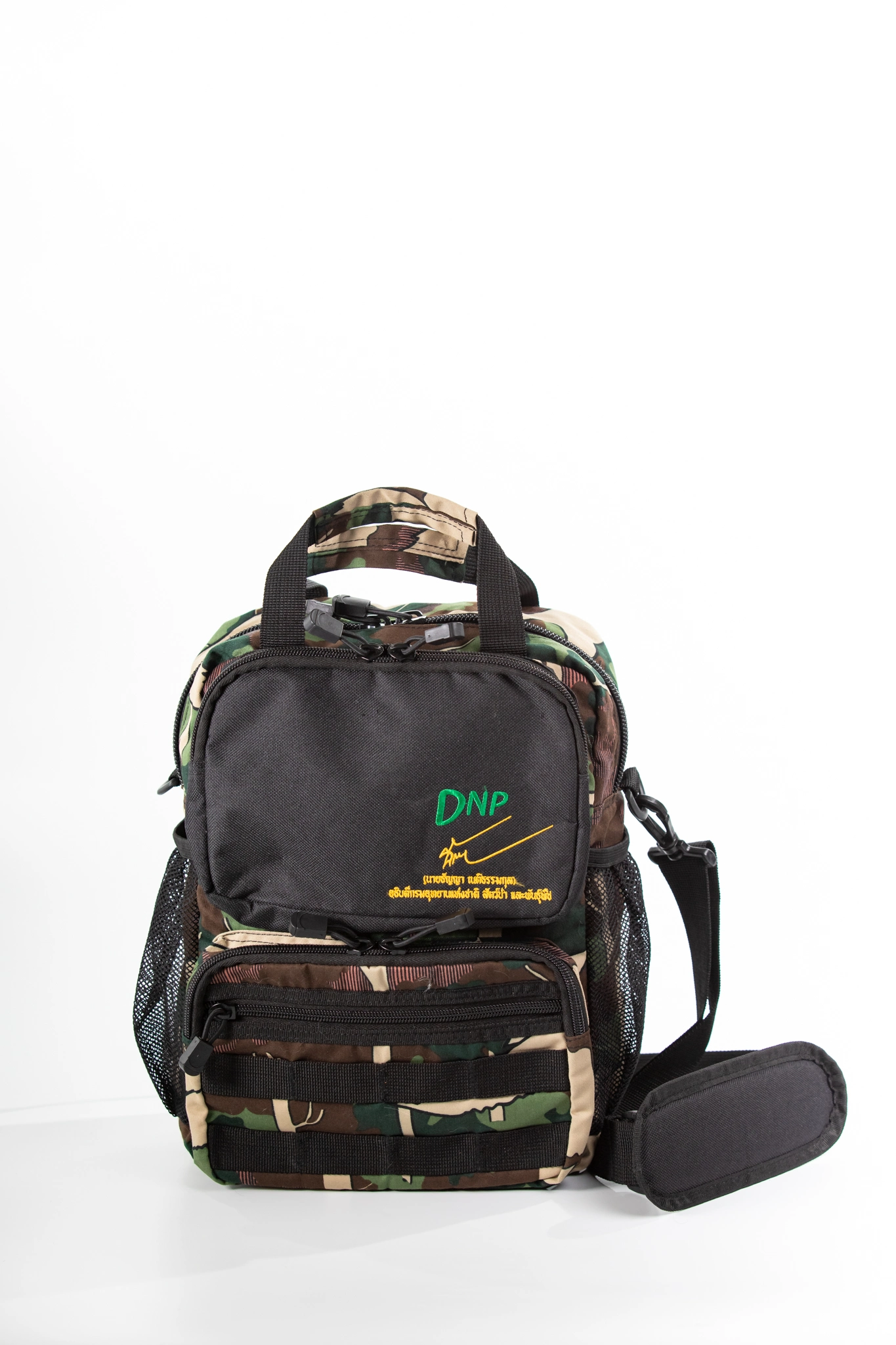 กระเป๋าสะพาย-ลายพราง-DNP - ผ้า 600D สีดำหลังยางสลับผ้าลายป่าไม้ ซับในผ้า 210 PU
สีเทาอ่อนเคลือบ 2 ครั้ง ผ้าซิป NO.5 สีดำผลิต…