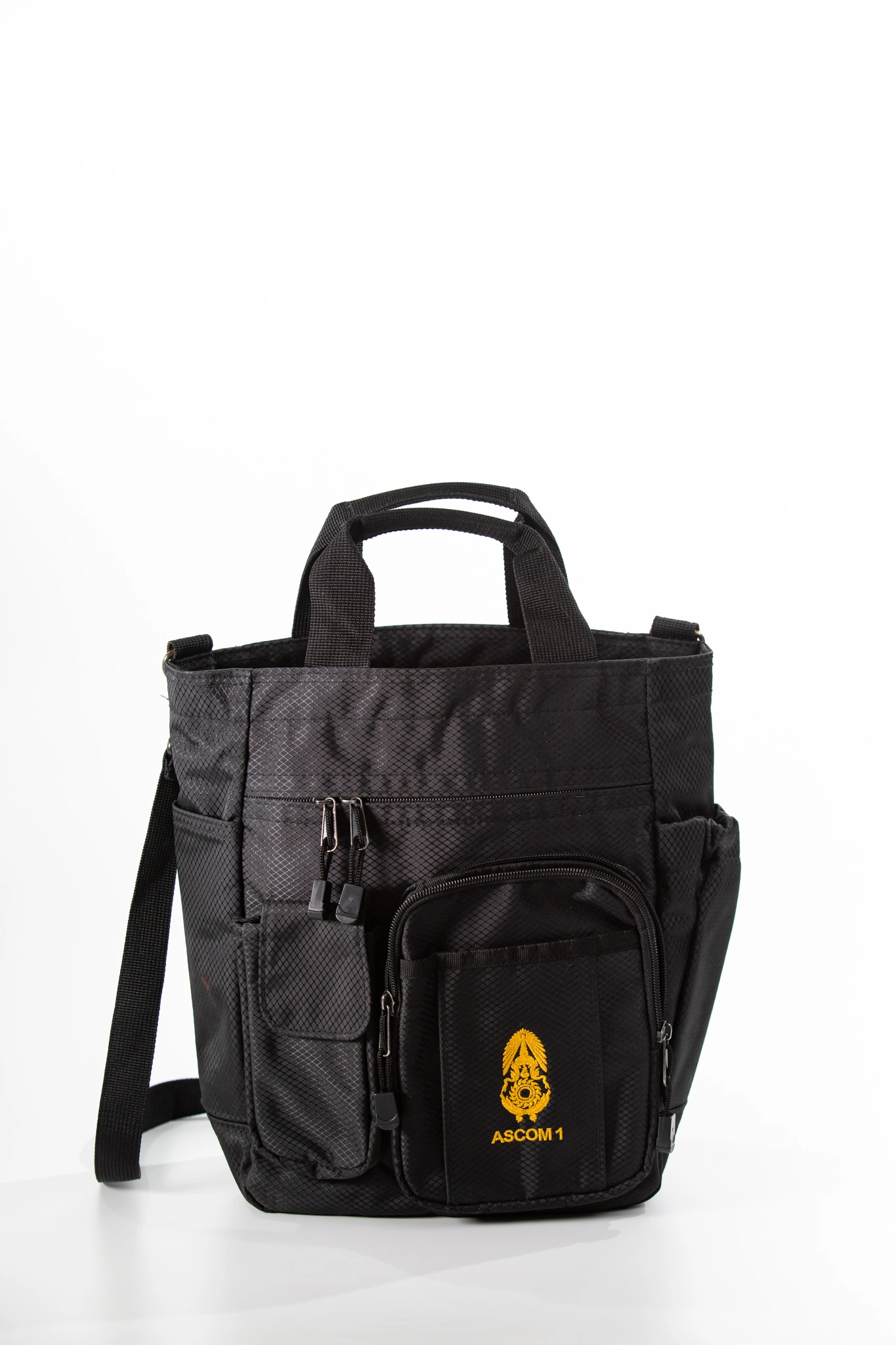 กระเป๋าสะพาย-BK-LOGO-GD - ผ้ารังผึ้ง315 PVCสีดำกันน้ำ ซับในผ้า 420 PU สีดำ ผ้าซิปสีดำ NO.5
สีดำผลิตในไทย